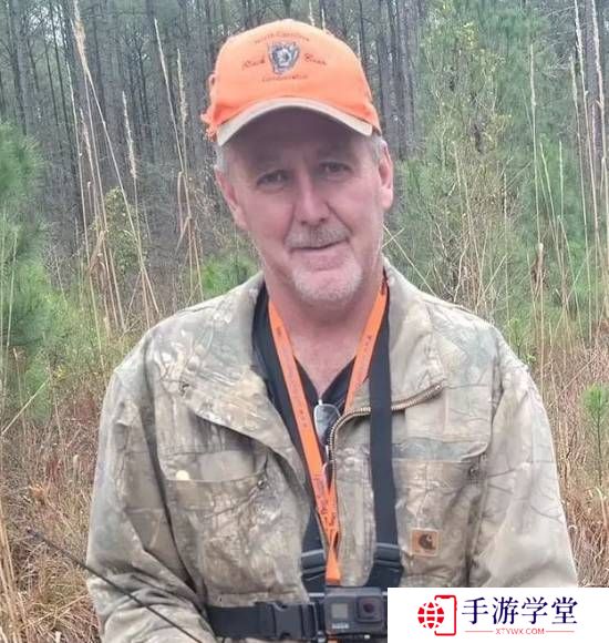 你敢信吗：美国男子打猎时被从树上坠落的熊砸死 网友吐槽现世报